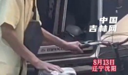 吃瓜碰到交警,现场上演温馨一幕