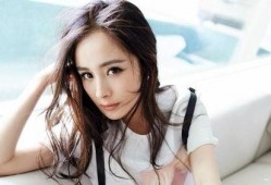 粉色旗袍吃瓜,一场视觉与味蕾的盛宴