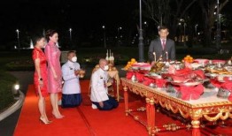 粉色旗袍吃瓜,一场视觉与味蕾的盛宴