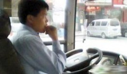 公路司机吃瓜,瓜果飘香，一路畅行