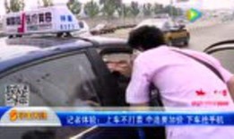 小孩在车里吃瓜,小宝贝边行车边吃瓜的欢乐时光