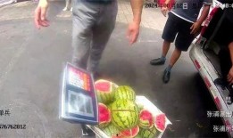 吃瓜碰到交警,现场上演温馨一幕