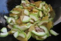 吃播角瓜整根吃,吃播界的极限美食对决