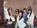 吃瓜少女萌拍合照,欢乐瞬间定格
