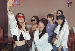 吃瓜少女萌拍合照,欢乐瞬间定格
