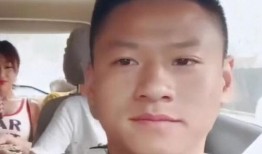 吃瓜男子亲女友,揭秘我与女友的甜蜜日常