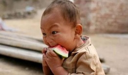 夏天吃瓜小屁孩儿