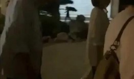 路人发吃瓜视频,一幕“吃瓜”视频引发网友热议，揭秘背后故事