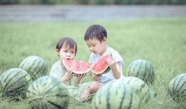 萌娃吃瓜壁纸,萌态十足，可爱壁纸来袭！