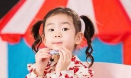 戚薇女儿吃瓜,萌翻网友！