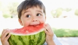 夏天吃瓜小屁孩儿