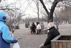 老头吃瓜看热闹,吃瓜看热闹，笑谈人间百态