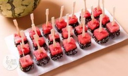 吃瓜吃巧克力的视频素材,揭秘吃瓜吃巧克力的独特魅力