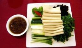 摘瓜蘸酱吃,摘瓜蘸酱，尽享田园风味