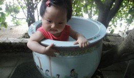 搞笑小孩吃瓜视频,萌态十足