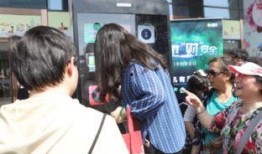 村口路人吃瓜群众,揭秘乡村生活百态