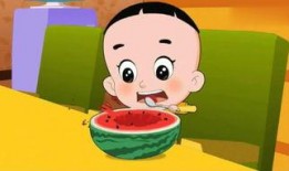 爸爸吃瓜吃到儿子头上,爸爸吃瓜误伤儿子，温馨瞬间引网友热议