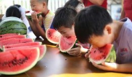 萌娃吃瓜壁纸,萌态十足，可爱壁纸来袭！