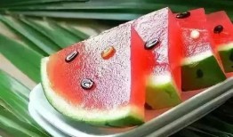 吃西瓜果冻连瓜都吃,尽享夏日清新，连瓜带汁一网打尽